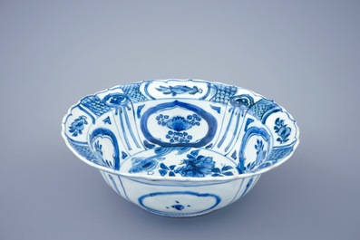 Un bol de type "klapmuts" en porcelaine de Chine bleu et blanc de type Kraak, Wanli, 1573-1619
