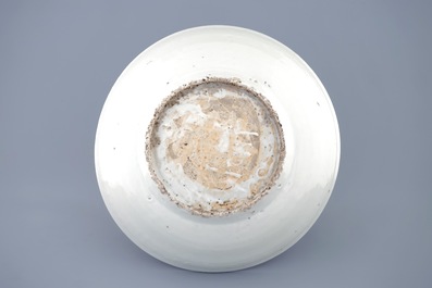 Un plat en porcelaine de Chine dit de Swatow &agrave; d&eacute;cor polychrome de ph&eacute;nix, Dynastie Ming, 16/17&egrave;me