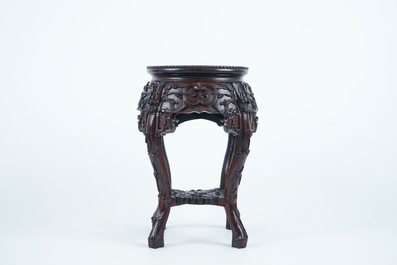 Un socle chinois rond en bois sculpt&eacute; et marbre, 19/20&egrave;me