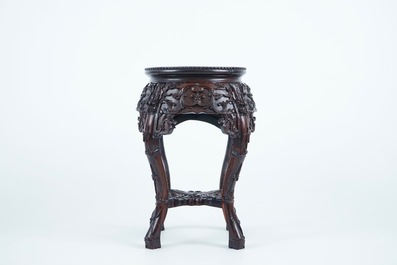 Un socle chinois rond en bois sculpt&eacute; et marbre, 19/20&egrave;me