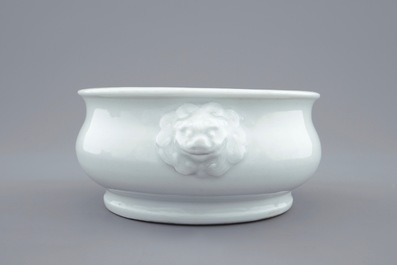 Een ronde blanc de Chine wierookbrander met leeuwenkoppen, 18e eeuw