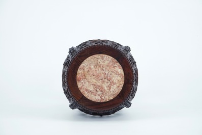 Un socle chinois rond en bois sculpt&eacute; et marbre, 19/20&egrave;me