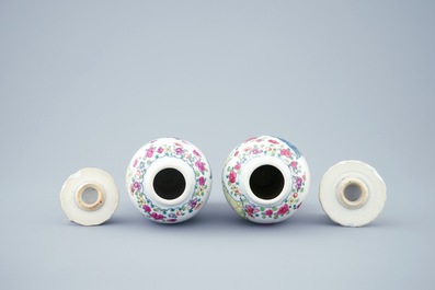 Een paar Chinese famille rose dekselvaasjes met decor van tabaksbladeren, Qianlong, 18e eeuw