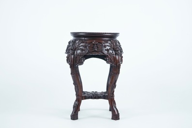 Un socle chinois rond en bois sculpt&eacute; et marbre, 19/20&egrave;me