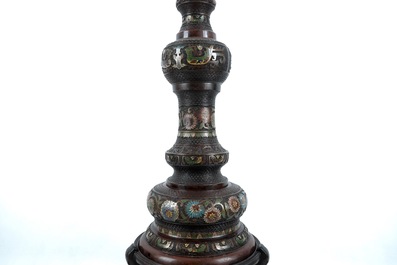 Une colonne d'&eacute;clairage en &eacute;mail champlev&eacute; et bronze, Japon, Meiji, 19&egrave;me
