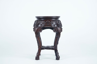 Un socle chinois rond en bois sculpt&eacute; et marbre, 19/20&egrave;me