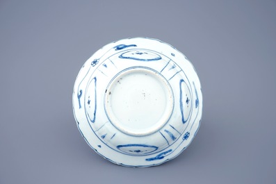 Un bol de type "klapmuts" en porcelaine de Chine bleu et blanc de type Kraak, Wanli, 1573-1619