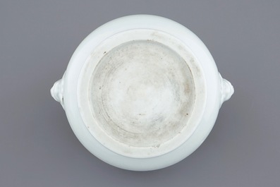Een ronde blanc de Chine wierookbrander met leeuwenkoppen, 18e eeuw