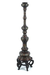 Une colonne d'&eacute;clairage en &eacute;mail champlev&eacute; et bronze, Japon, Meiji, 19&egrave;me