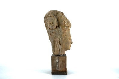 Une t&ecirc;te d'Avalokiteshvara en pierre sculpt&eacute;e sino-tibetain