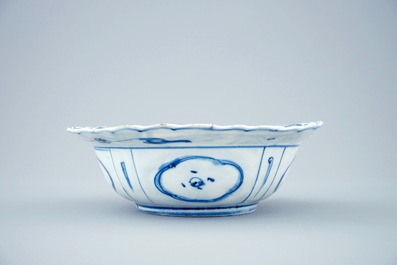Un bol de type "klapmuts" en porcelaine de Chine bleu et blanc de type Kraak, Wanli, 1573-1619