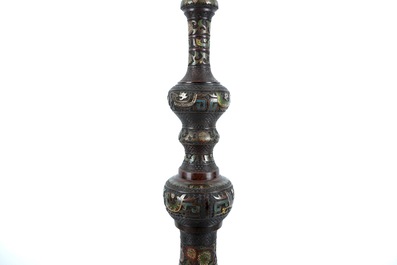 Une colonne d'&eacute;clairage en &eacute;mail champlev&eacute; et bronze, Japon, Meiji, 19&egrave;me