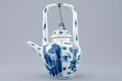 Une th&eacute;i&egrave;re et son couvercle en porcelaine de Chine bleu et blanc, Kangxi