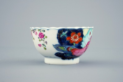 Een set van 5 Chinese famille rose koppen en 3 schotels met decor van tabaksbladeren, Qianlong, 18e eeuw