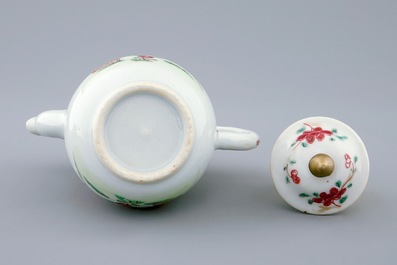 Een Chinees famille rose dekselkannetje, Qianlong, 18e eeuw