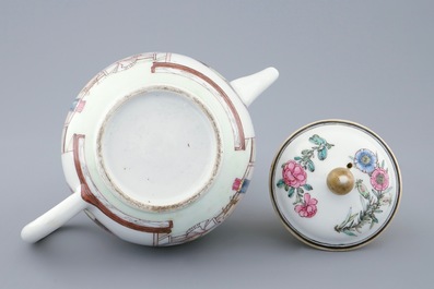 A Chinese famille rose teapot and cover with a garden scene, Yongzheng, 1723-1735