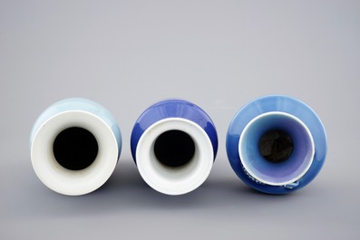 Een lot van 3 Chinese monochrome blauwe vazen, 19e eeuw
