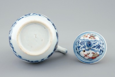 Une verseuse couverte en porcelaine de Chine &agrave; d&eacute;cor mandarin, Qianlong, 18&egrave;me