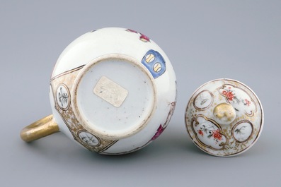 Une verseuse couverte en porcelaine de Chine &agrave; d&eacute;cor mandarin, Qianlong, 18&egrave;me