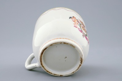 A Chinese famille rose cup and saucer with cherubs, Qianlong, 18th C.