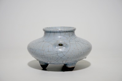 Een Chinese craquel&eacute; glazuur wierookbrander op drie pootjes, Qianlong merk en mog. periode