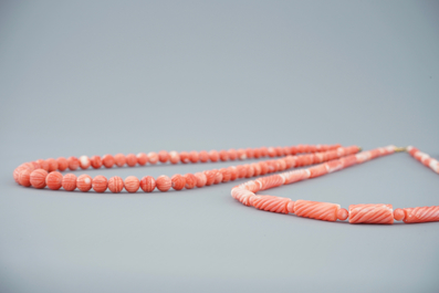 Une collection de colliers et figures en corail rouge, 19/20&egrave;me