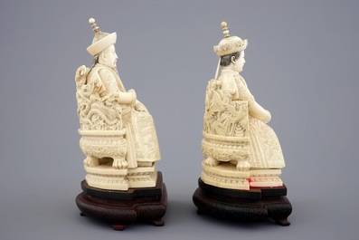 Une paire de figures d'empereurs sur thr&ocirc;nes en ivoire, Chine, vers 1900