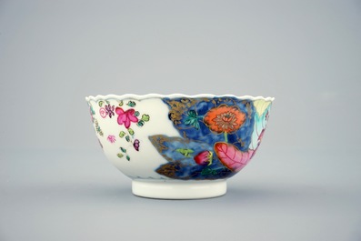 Een set van 8 grote Chinese famille rose koppen en 6 schotels met decor van tabaksbladeren, Qianlong, 18e eeuw