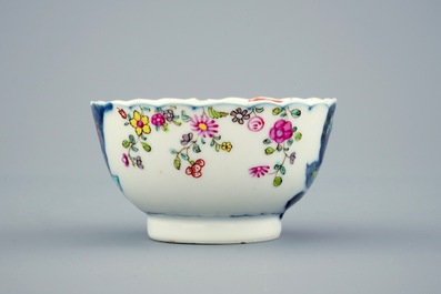 Een set van 5 Chinese famille rose koppen en 3 schotels met decor van tabaksbladeren, Qianlong, 18e eeuw