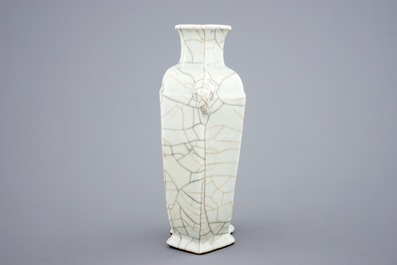 A Chinese ge-type double lozenge vase,18/19th C.