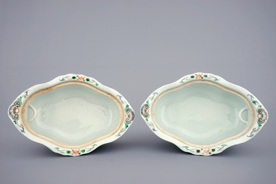 Une paire de terrines et couvercles sur pr&eacute;sentoirs en porcelaine de Chine famille verte, 19&egrave;me