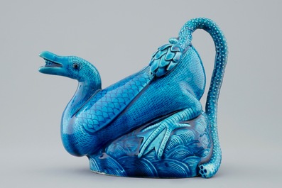 Un pot &agrave; vin en porcelaine de Chine turquoise monochrome en forme de canard, 19&egrave;me
