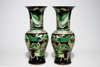Une paire de vases de forme yenyen en porcelaine de Chine famille noire, 19&egrave;me
