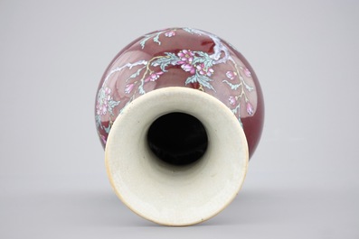 Een Chinese langyao yuhuchunping vaas met overglazuur decor, 18/19e eeuw