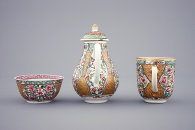 Une partie d'une service &agrave; th&eacute; en porcelaine de Chine famille rose et dor&eacute;, Yongzheng, 1723-1735