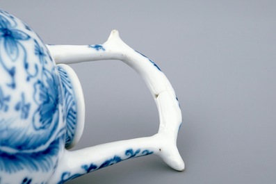Een Chinees blauw-wit theepotje met hoog handvat, Kangxi