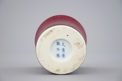 Un pot &agrave; pinceaux en porcelaine de Chine rouge monochrome, marque et p&eacute;riode de Kangxi