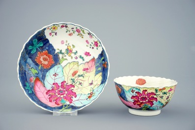 Een set van 8 grote Chinese famille rose koppen en 6 schotels met decor van tabaksbladeren, Qianlong, 18e eeuw