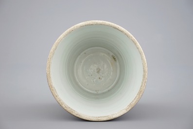 Un pot &agrave; pinceaux en porcelaine de Chine rouge monochrome, marque et p&eacute;riode de Kangxi
