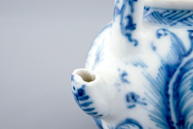 Een Chinees blauw-wit theepotje met hoog handvat, Kangxi