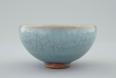 Un bol en porcelaine de Chine de type Junyao, prob. Dynastie Song, 10/13&egrave;me