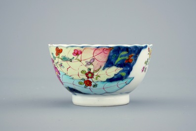 Een set van 5 Chinese famille rose koppen en 3 schotels met decor van tabaksbladeren, Qianlong, 18e eeuw