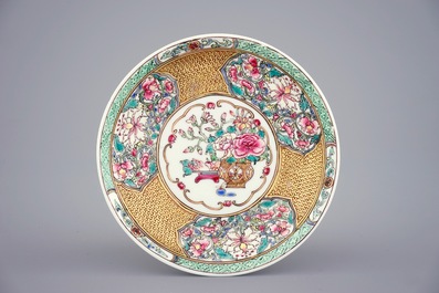 Une partie d'une service &agrave; th&eacute; en porcelaine de Chine famille rose et dor&eacute;, Yongzheng, 1723-1735
