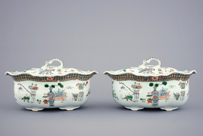 Une paire de terrines et couvercles sur pr&eacute;sentoirs en porcelaine de Chine famille verte, 19&egrave;me