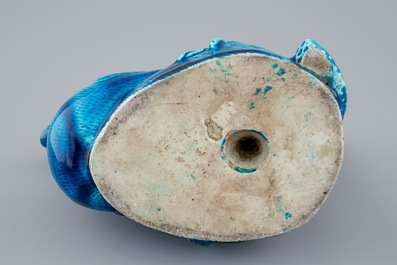 Un pot &agrave; vin en porcelaine de Chine turquoise monochrome en forme de canard, 19&egrave;me