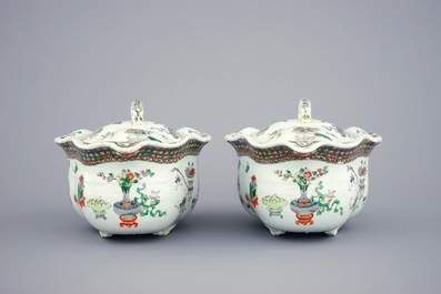 Une paire de terrines et couvercles sur pr&eacute;sentoirs en porcelaine de Chine famille verte, 19&egrave;me