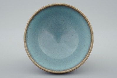 Un bol en porcelaine de Chine de type Junyao, prob. Dynastie Song, 10/13&egrave;me