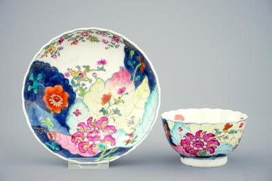 Een set van 5 Chinese famille rose koppen en 3 schotels met decor van tabaksbladeren, Qianlong, 18e eeuw