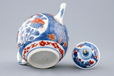 A Chinese Imari style teapot and cover, Qianlong, 18th C.