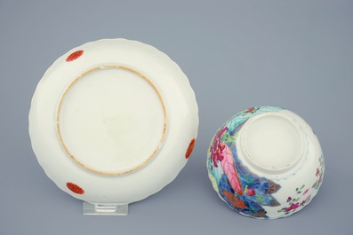 Een set van 8 grote Chinese famille rose koppen en 6 schotels met decor van tabaksbladeren, Qianlong, 18e eeuw